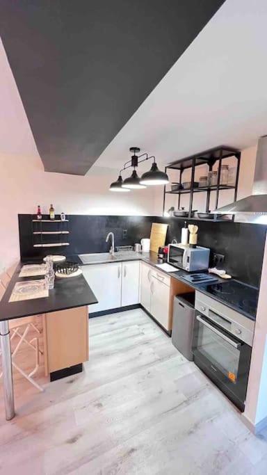 Logement Moderne Au Coeur Du Village Saint-Georges-de-Luzencon Екстер'єр фото