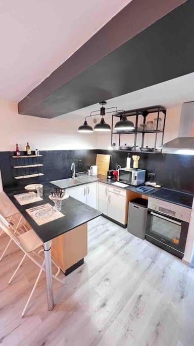 Logement Moderne Au Coeur Du Village Saint-Georges-de-Luzencon Екстер'єр фото